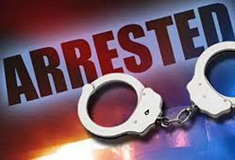 புகையிலை பொருட்கள் விற்ற 2 பேர் கைது