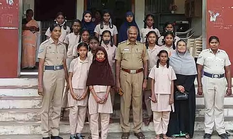 அரவக்குறிச்சி போலீஸ் நிலையத்தை பார்வையிட்ட அரசு பள்ளி மாணவிகள்