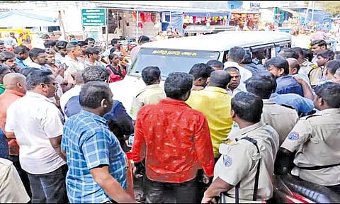 பழனி கோவில் அதிகாரியை சிறைபிடித்து வியாபாரிகள் போராட்டம்