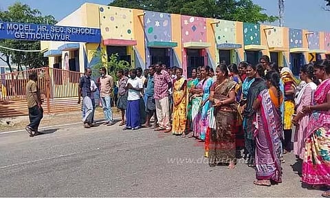 நிரந்தர ஆசிரியர்களை நியமிக்க கோரி பள்ளிக்கூட மாணவர்களின் பெற்றோர்கள் திடீர் சாலை மறியல்