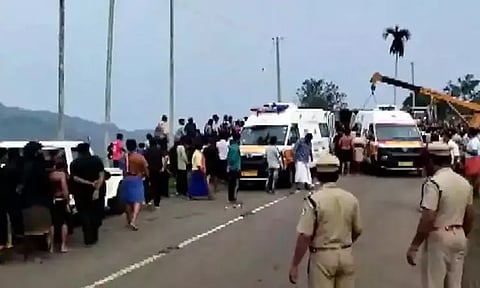 கேரளாவில் சபரிமலை பக்தர்கள் சென்ற பேருந்து கவிழ்ந்து விபத்து - 40க்கும் மேற்பட்டோர் படுகாயம்!