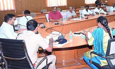 சுகாதாரமற்ற தொழில் செய்பவர்களுக்கு தரமான ஆடைகள், கையுறைகள் வழங்க வேண்டும்