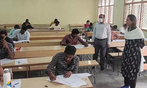 சிதம்பரத்தில் 25 மையங்களில் டி.என்.பி.எஸ்.சி. குரூப்-1 முதல்நிலை தேர்வு 5 ஆயிரம் பேர் எழுதினர்