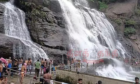 நீர்வரத்து குறைந்ததால் குற்றாலம் அருவிகளில் குளிக்க அனுமதி
