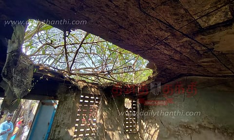 தொகுப்பு வீட்டின் மேற்கூரை இடிந்து விழுந்து சேதம்