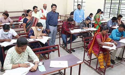 விழுப்புரம் மாவட்டத்தில் டி.என்.பி.எஸ்.சி. குரூப்-1 தேர்வை 6,621 பேர் எழுதினர் கலெக்டர் மோகன் பார்வையிட்டார்