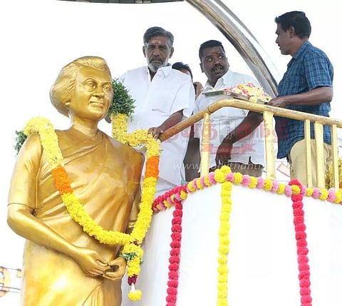 இந்திராகாந்தி சிலைக்கு, அமைச்சர் மரியாதை