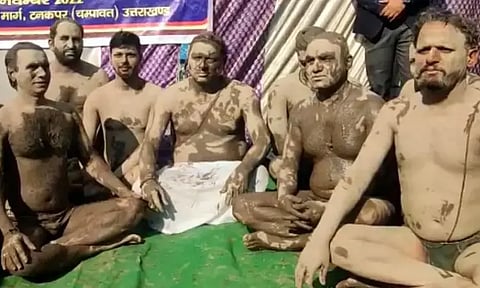 உடல் முழுவதும் களிமண்ணை பூசிக் கொண்ட உத்தரகாண்ட் முதல்-மந்திரி...!!