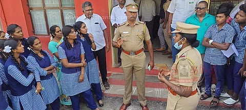 பள்ளி மாணவர்களுக்கு போலீசார் விழிப்புணர்வு