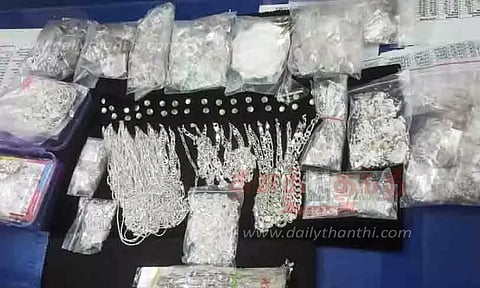 அண்ணன்-தம்பியிடம் ரூ.2½ லட்சம் வெள்ளிப்பொருட்கள் பறிமுதல்