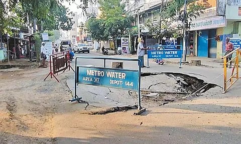 மதுரவாயலில் சாலையில் ஏற்பட்ட ராட்சத பள்ளத்தால் பரபரப்பு - போக்குவரத்து துண்டிப்பு