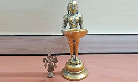 கோயம்பேடு பஸ் நிலையத்தில் ஐம்பொன் சிலைகளுடன் சிக்கிய வாலிபர் - கோவிலில் திருடப்பட்டதா?