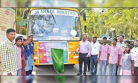 'சிறகுகள் 100' என்ற திட்டத்தின் மூலம் 100 பழங்குடியின மாணவர்கள் மாமல்லபுரம் கல்வி சுற்றுலா பயணம் - கலெக்டர் கொடியசைத்து தொடங்கி வைத்தார்