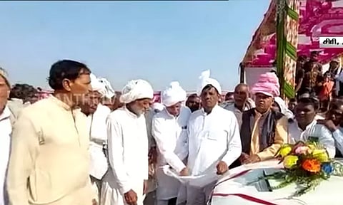 தேர்தலில் தோற்ற வேட்பாளருக்கு ரூ.2 கோடி பணம், கார் பரிசு வழங்கிய மக்கள்..!