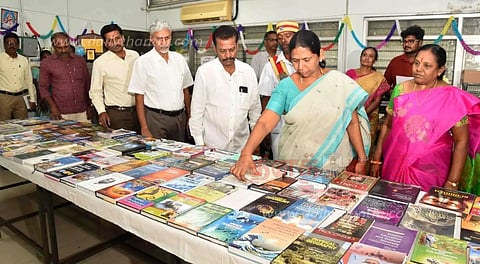 வாசிப்பு பழக்கம் உள்ளவர்கள் வெற்றியாளர்களாக உருவாக முடியும் தேசிய நூலக வார விழாவில் கலெக்டர் சாந்தி பேச்சு