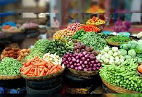 ரூ.8¾ லட்சத்துக்கு காய்கறிகள், பழங்கள் விற்பனை