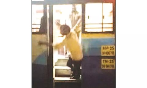 பஸ்சில் இருந்து பயணியை கீழே தள்ளி விட்ட கண்டக்டர்