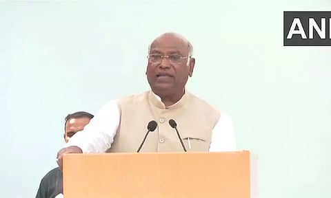 குஜராத் சட்டசபை தேர்தல்: காங்கிரஸ் தலைவர் கார்கே வரும் 26, 27 ஆகிய தேதிகளில் வாக்கு சேகரிப்பு