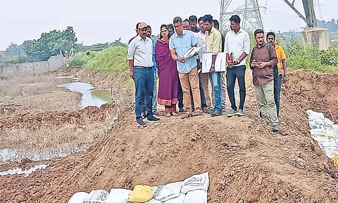 விச்சூர் ஊராட்சியில் மழை வெள்ளத்தால் பாதிக்கப்படும் இடங்களில் கலெக்டர் ஆய்வு