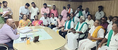 ஒழுங்குமுறை விற்பனை கூடத்தை மூடிய அதிகாரிகளை கண்டித்து விவசாயிகள் நூதன போராட்டம்