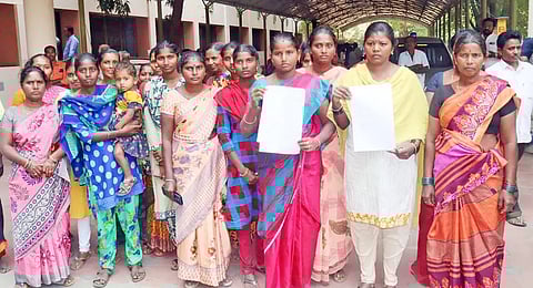 கரட்டுப்பாளையம் கிராமத்தில் செல்போன் கோபுரம் அமைக்க எதிர்ப்பு மக்கள் குறைதீர்க்கும் கூட்டத்தில் மனு