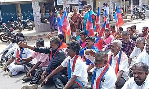 விடுதலை சிறுத்தைகள் கட்சியினர் சாலை மறியல் 33 பேர் கைது