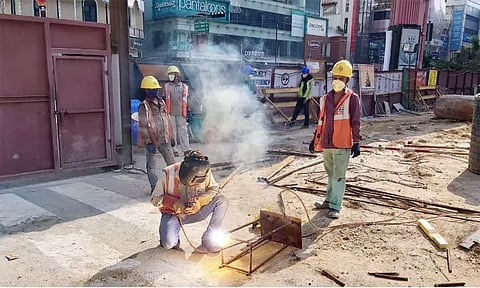 வந்து குவியும் வடமாநில தொழிலாளர்கள் கர்நாடகத்துக்கு பலனா? பாதிப்பா? ; தொழில் முனைவோர், பொதுமக்கள் கருத்து