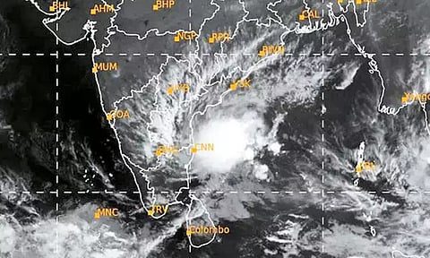 காற்றழுத்தத் தாழ்வு மண்டலம் வலுவிழந்து வருகிறது - இந்திய வானிலை ஆய்வு மையம் தகவல்