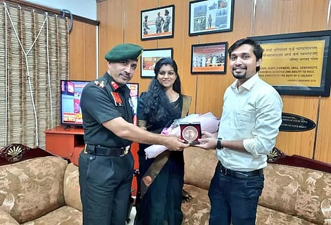 ராணுவத்தினருக்கு திருமண அழைப்பு விடுத்த கேரள தம்பதியை நேரில் அழைத்து வாழ்த்திய ராணுவ அதிகாரிகள்!