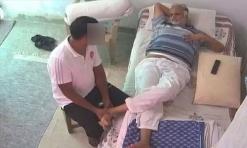 சத்யேந்தர் ஜெயினுக்கு மசாஜ் செய்தவர் பலாத்கார வழக்கின் கைதி; சிறை வட்டாரம் தகவல்