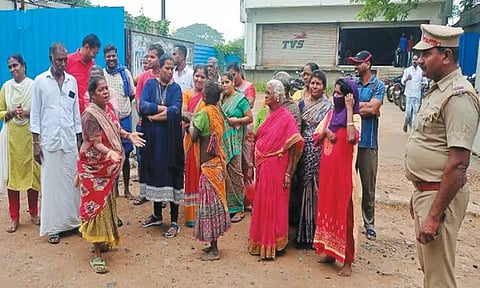 பொதுமக்களுக்கு இடையூறாக உள்ள டாஸ்மாக் கடைகளை அகற்றக்கோரி பெண்கள் முற்றுகை போராட்டம்
