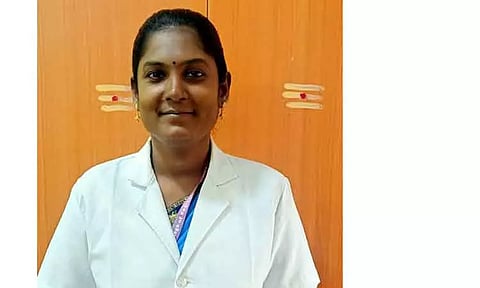 கல்லூரி பேராசிரியர்களுக்கு மேல் அங்கி அவசியமா?