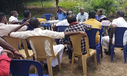 தகவல் தெரிவிக்காமல் கோவில் நிலத்தை ஏலம் விட்டதால் அறநிலையத்துறை அதிகாரியுடன் விவசாயிகள் வாக்குவாதம் கச்சிராயப்பாளையம் அருகே பரபரப்பு