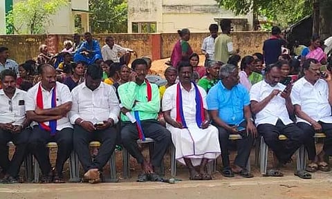 திருக்கோவிலூர் அருகே பரபரப்பு அனுமதியின்றி வைக்கப்பட்ட அம்பேத்கர் சிலை அகற்றம் மீண்டும் சிலையை வைக்ககோரி விடுதலை சிறுத்தைகள் கட்சியினர் போராட்டம்