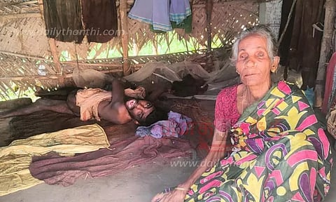 மாற்றுத்திறனாளிக்கு உதவிய கலெக்டர்