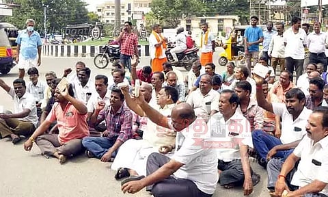 சேலம் கலெக்டர் அலுவலகம் அருகே அரசு கேபிள் டி.வி. ஆபரேட்டர்கள் சாலை மறியல் 33 பேர் கைது