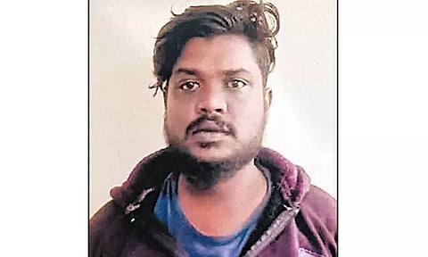 போக்குவரத்து சப்-இன்ஸ்பெக்டரின் கன்னத்தில் அறைந்த வாலிபர்