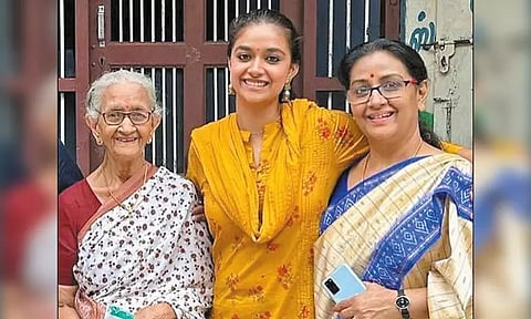 குடும்பத்தினருடன் பூர்வீக வீட்டுக்கு சென்ற கீர்த்தி சுரேஷ்