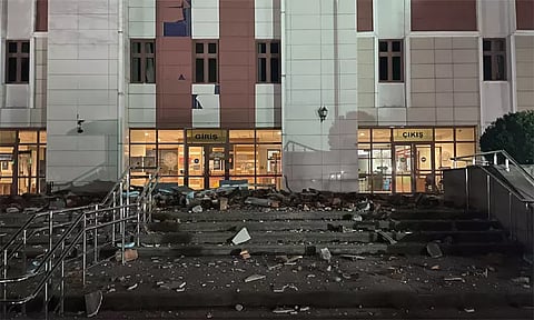 துருக்கியில் சக்திவாய்ந்த நிலநடுக்கம்: கட்டிடங்கள் குலுங்கியதால் மக்கள் பீதி