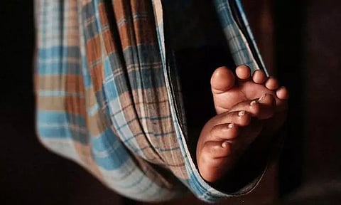 காதலிக்கு பிறந்த குழந்தையை ரூ.2 லட்சத்துக்கு விற்ற மதுரை டிரைவர் கைது; மதபோதகர் உடந்தை