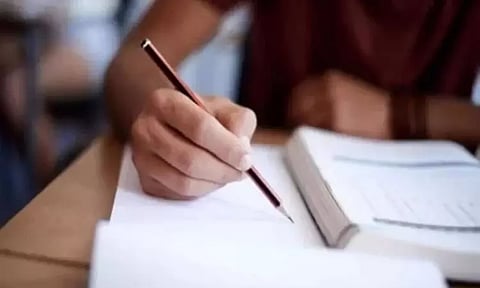 மேற்கு வங்காளம்: ஹிஜாப், காவி உடை விவகாரத்தில் பள்ளி சொத்துகள் சூறை, தேர்வு ரத்து