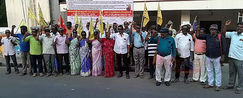 சாலை பணியாளர்கள் கண்களில் கருப்புத்துணி கட்டி ஆர்ப்பாட்டம்