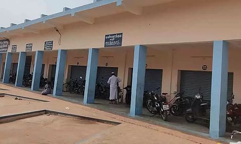 கறம்பக்குடி பஸ் நிலைய கடைகள் ஏலத்தில் வாக்குவாதம்