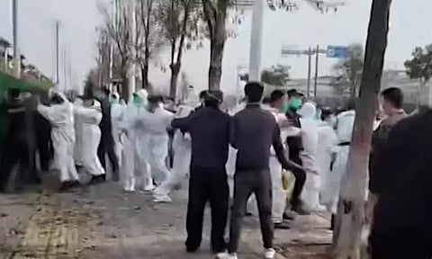 கொரோனா கட்டுப்பாடுகளுக்கு எதிர்ப்பு: உலகின் மிகப்பெரிய ஐபோன் தொழிற்சாலையில் ஊழியர்கள் போராட்டம்