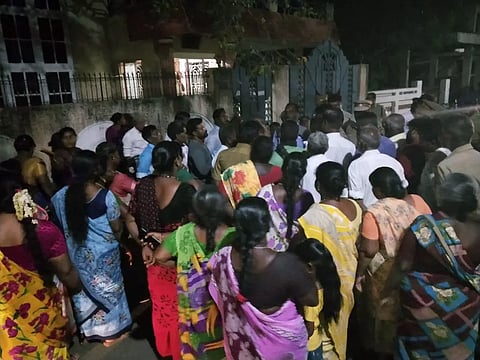 அமைச்சர் இ.பெரியசாமி வீடு முன்பு திரண்ட தூய்மை பணியாளர்கள்