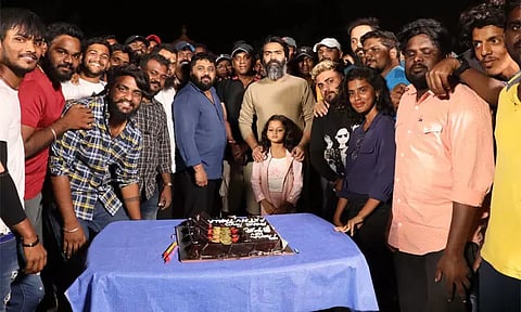 சிம்பு நடித்துள்ள 'பத்து தல' படத்தின் படப்பிடிப்பு நிறைவு - கேக் வெட்டி கொண்டாடிய படக்குழு