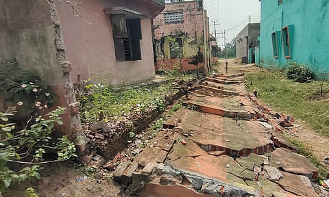 இடிந்து விழுந்த பள்ளிக்கூட சுற்றுச்சுவர்