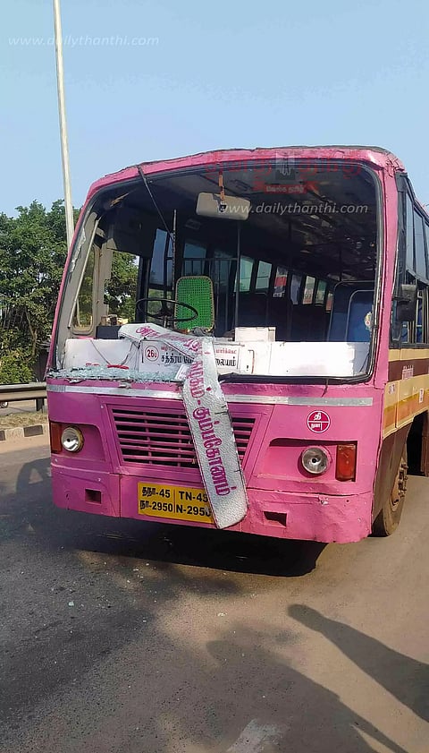 லாரி மீது மோதிய அரசு பஸ்சின் கண்ணாடி நொறுங்கியது