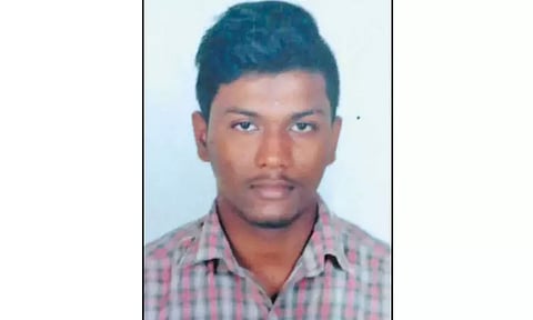 காதலிக்கு 'வாட்ஸ்அப்'பில் தகவல் அனுப்பிவிட்டு கல்லூரி மாணவர் தூக்குப்போட்டு தற்கொலை