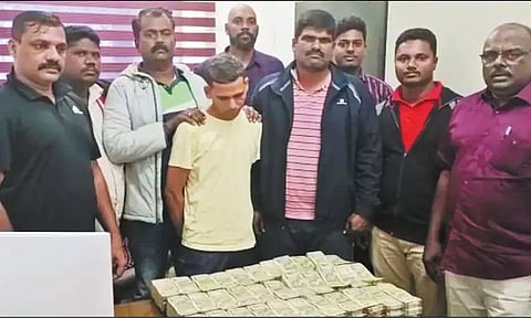 பெரம்பூர் ரெயில் நிலையம் அருகே ரூ.89 லட்சத்துடன் வாலிபர் சிக்கினார்